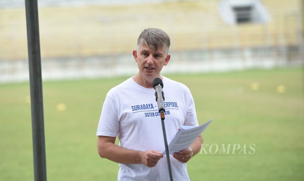 Duta Besar Inggris untuk Indonesia dan Timor Leste Owen Jenkins memberikan kata sambutan saat mengunjungi latihan Sekolah Sepak Bola Surabaya di Stadion Gelora 10 November di Surabaya, Jawa Timur, Rabu (1/12/2021).  