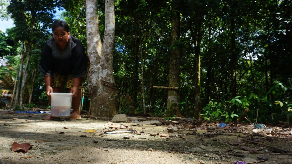 Minah (35) menjual madu hutan ke warga di sekitar Desa Simpur, Kabupaten Pulang Pisau, Kalimantan Tengah, Senin (6/7/2020). Desa tersebut sedang mengajukan hutan adat agar komunitas adat bisa mengelola sendiri hutannya.