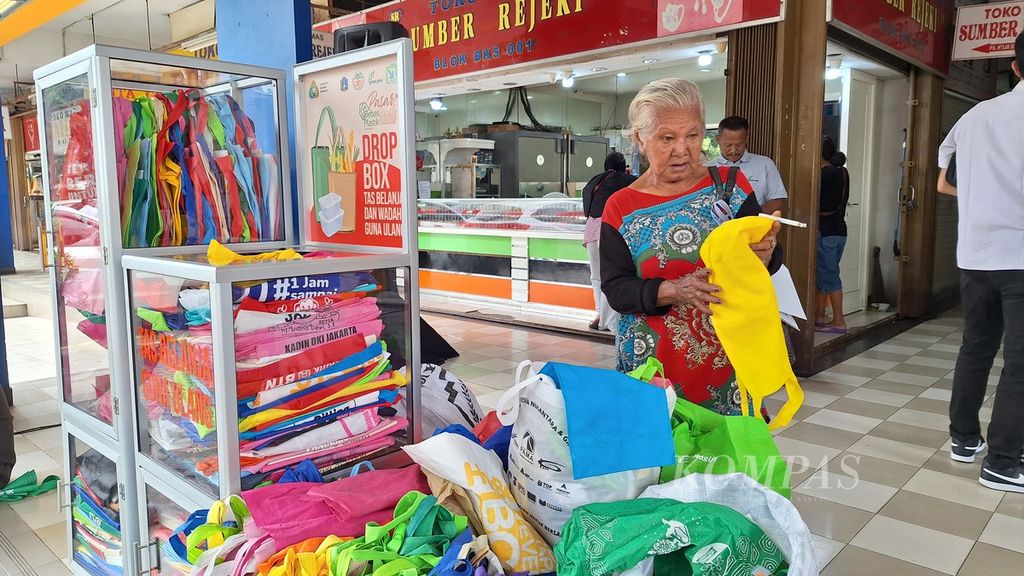 Warga memilih tas belanja yang tersedia melalui gerakan guna ulang kantong belanja kain (spunbond) di Pasar Koja Baru, Jakarta Utara, Rabu (6/3/2024).