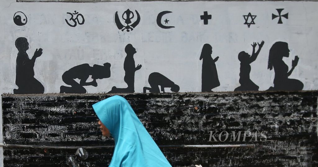 Mural bertema toleransi beragama tergambar di dinding sebuah rumah di kawasan Meruyung, Depok, Jawa Barat, Sabtu (12/9/2020).