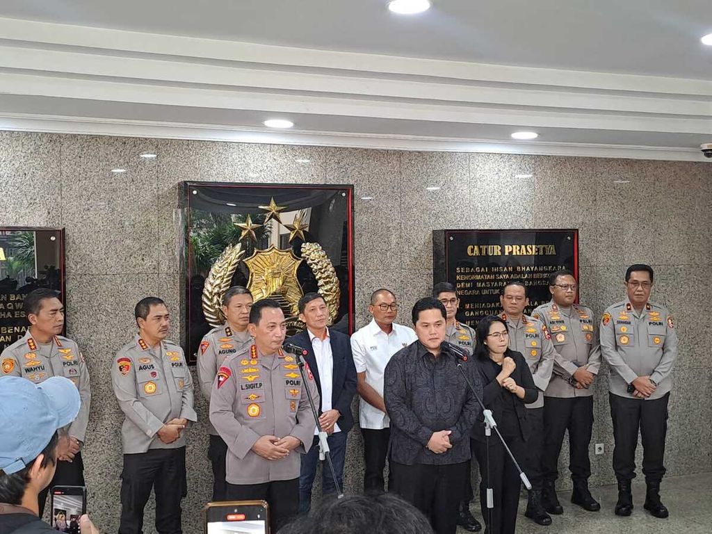 Kapolri Jenderal (Pol) Listyo Sigit Prabowo bersama Ketua Umum PSSI Erick Thohir memberikan keterangan pers seusai melakukan pertemuan di Mabes Polri, Senin (26/6/2023).