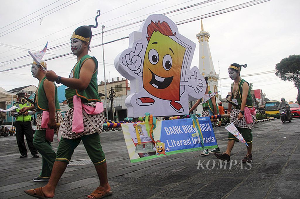 Sejumlah warga mengikuti Karnaval Literasi Jogja Istimewa yang diselenggarakan Toko Buku Gramedia dan sejumlah pihak lain, Minggu (20/8/2017), di Kota Yogyakarta. Karnaval yang merupakan bagian dari Festival Literasi Jogja Istimewa itu diikuti sekitar 2.500 peserta dan bertujuan mengampanyekan budaya membaca kepada masyarakat.Mengembangkan budaya baca penting agar masyarakat melek literasi dan tidak mudah diprovokasi. Kompas/Haris Firdaus (HRS)20-08-2017