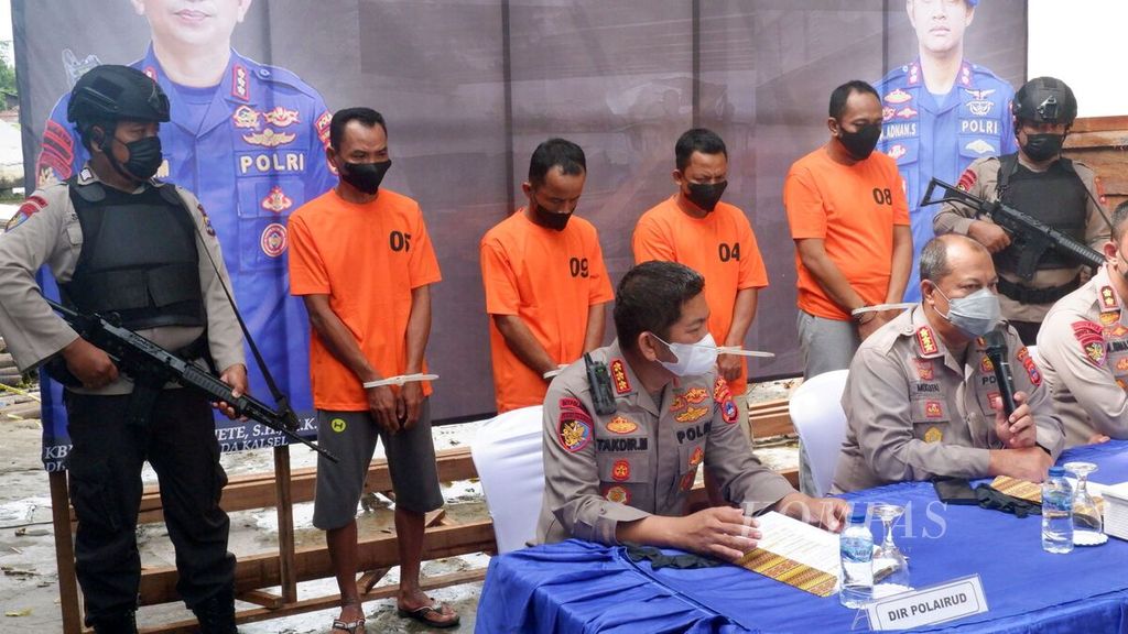 Kepala Bidang Humas Kepolisian Daerah Kalimantan Selatan Komisaris Besar Mochamad Rifai (depan, kedua dari kiri) memberikan keterangan kepada wartawan terkait kasus kayu ilegal di Markas Kepolisian Air dan Udara Polda Kalsel, Banjarmasin, Jumat (18/3/2022). 