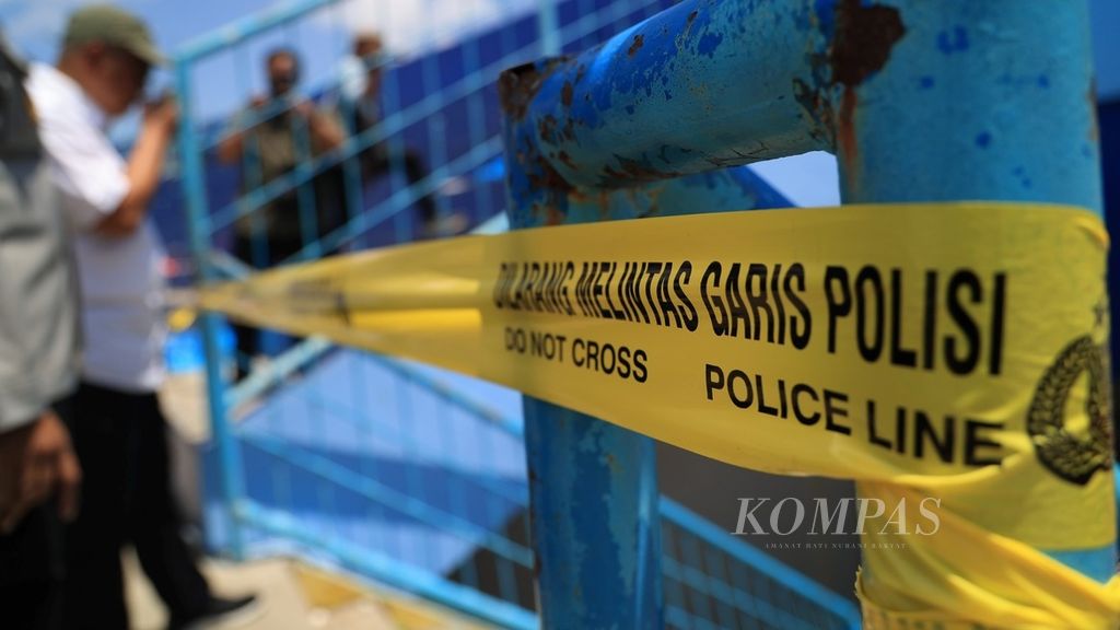 Garis polisi masih terpasang di pintu 13 saat anggota Komisi Kepolisian Nasional (Kompolnas) mengunjungi Stadion Kanjuruhan di Kepanjeng, Malang, Jawa Timur, Selasa (4/10/2022). Kompolnas mendatangi Stadion Kanjuruhan untuk melakukan observasi lapangan terkait dengan tragedi Kanjuruhan. 