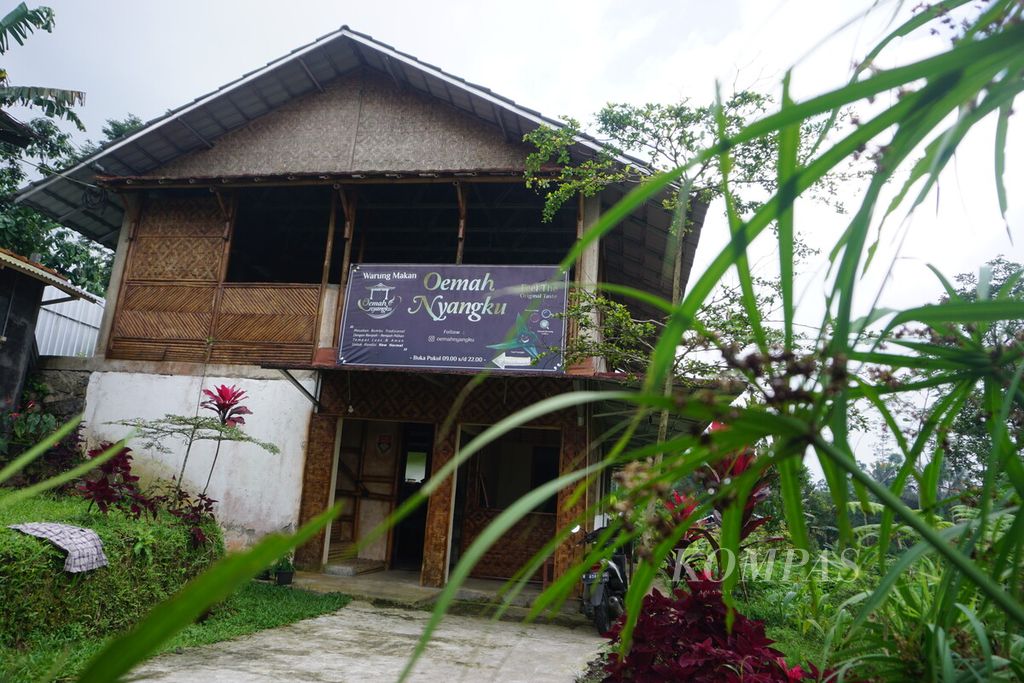 Suasana rumah makan Oemah Nyangku di Desa Karangsalam, Kecamatan Baturraden, Kabupaten Banyumas,Jawa Tengah, Sabtu (1/10/2022).