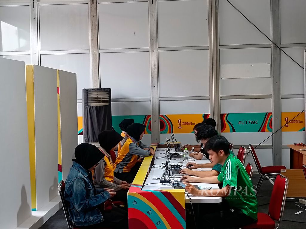 Petugas mendata para sukarelawan, polisi, dan media sebelum mereka mengeluarkan kartu identitas pada penyelenggaraan Piala Dunia U-17 2023 di Stadion Manahan, Kota Surakarta, Jawa Tengah, Kamis (9/11/2023). 