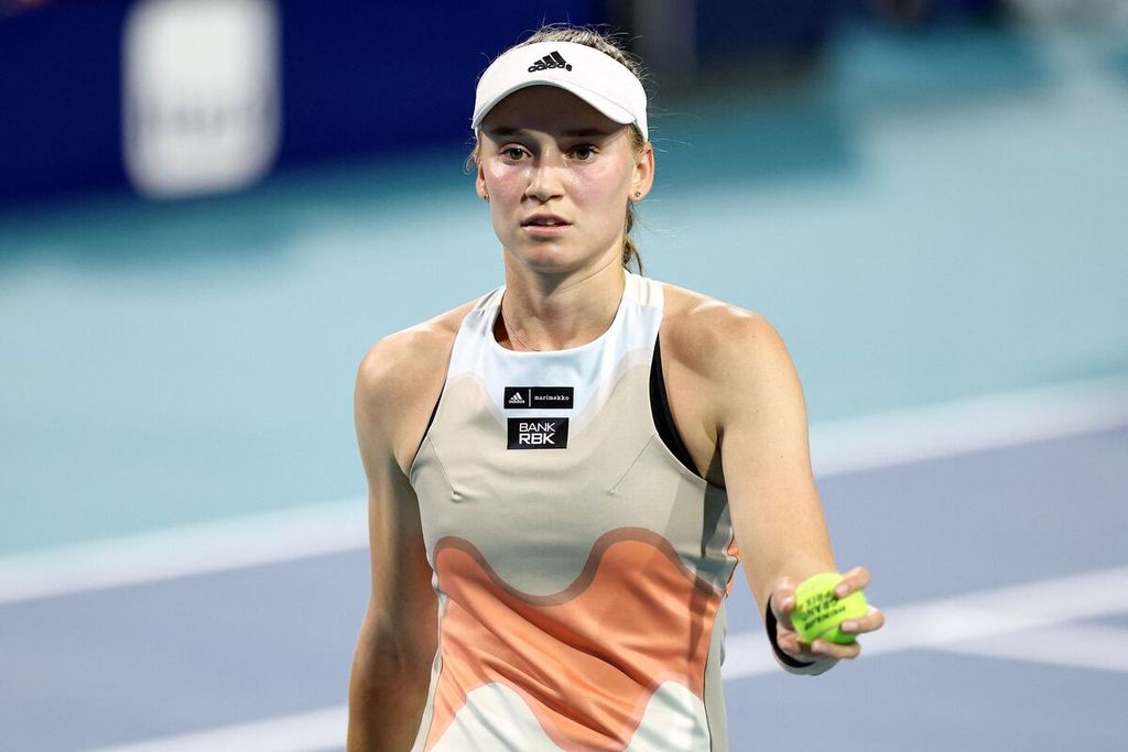 Ekspresi Elena Rybakina saat melawan Anna Kalinskaya pada babak kedua turnamen WTA 1000 Miami di Hard Rock Stadium, Miami Gardens, Florida, 23 Maret 2023.