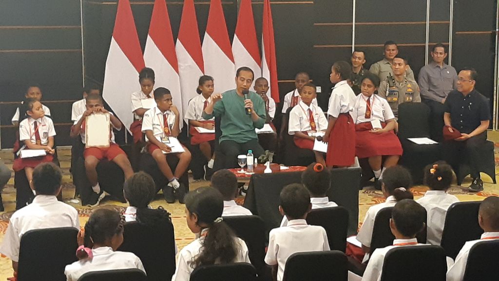 Presiden Joko Widodo bertemu dengan 100 pelajar sekolah dasar di Kota Jayapura, Papua, Jumat (7/7/2023). Dalam pertemuan ini anak-anak menunjukkan kemampuan berhitung cepat di hadapan presiden berkat metode belajar Gasing atau akronim dari gampang, asyik, dan menyenangkan.