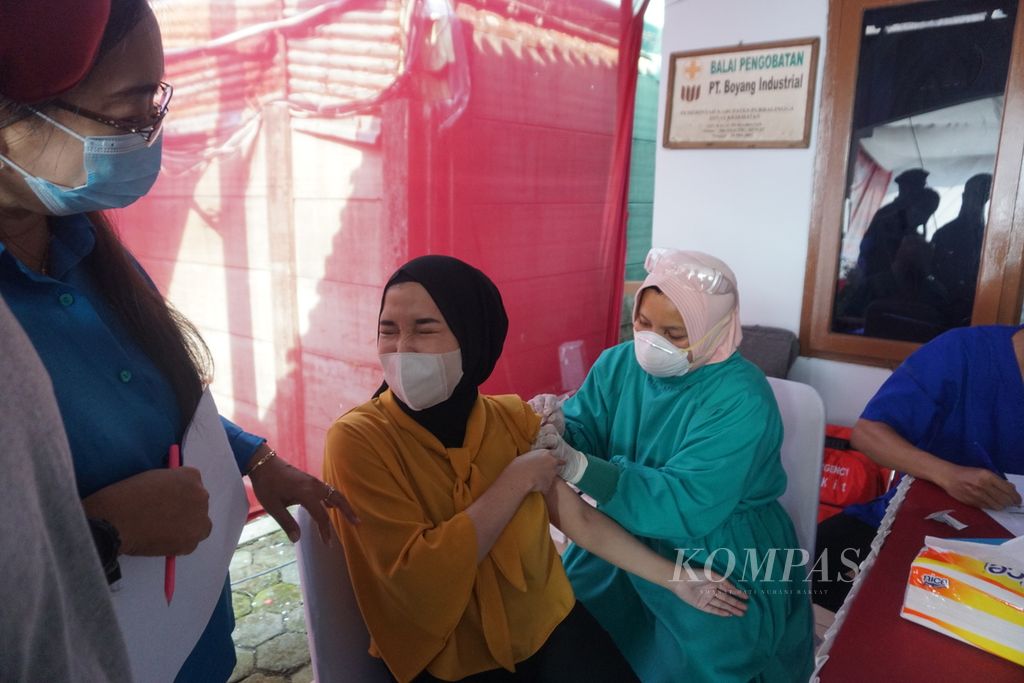 Karyawati PT Boyang Industrial menerima vaksin di Purbalingga, Jawa Tengah, Selasa (24/8/2021).