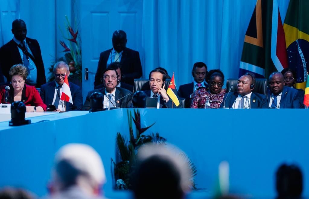 Presiden Joko Widodo mendorong kerja sama yang setara dan inklusif dalam Konferensi Tingkat Tinggi (KTT) ke-15 BRICS yang digelar di Sandton Convention Center, Johannesburg, Republik Afrika Selatan, Kamis (24/8/2023). BRICS diharap menjadi yang terdepan dalam memperjuangkan keadilan pembangunan dan mereformasi tata kelola dunia yang lebih adil.