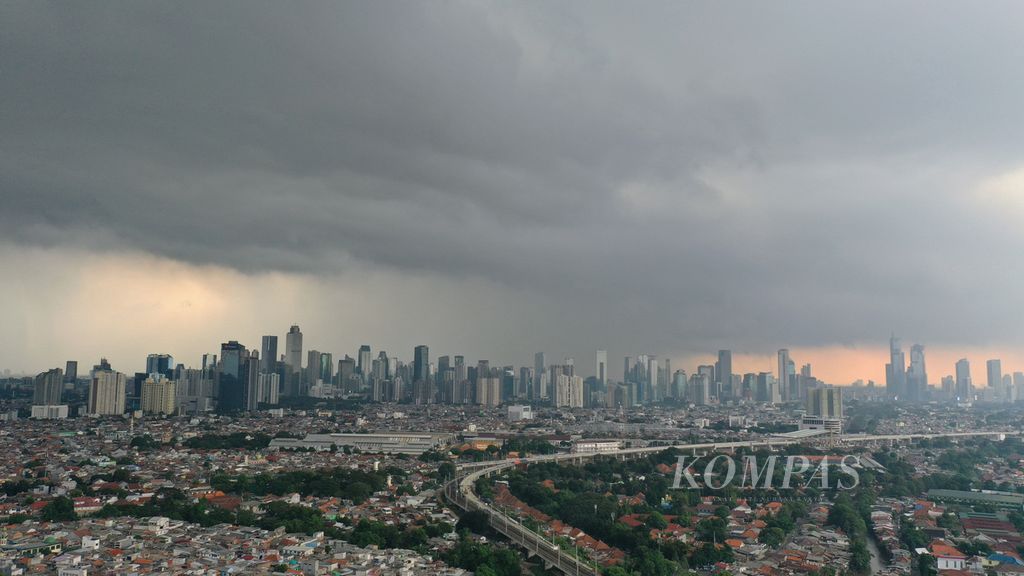 Mendung gelap menyelimuti langit Jakarta, Minggu (12/6/2022). Wilayah Indonesia akan mengalami periode basah lebih lama pada 2022 akibat penguatan La Nina di Samudra Pasifik. Periode basah menunjukkan peningkatan curah hujan sehingga musim kemarau akan mundur di beberapa wilayah. 