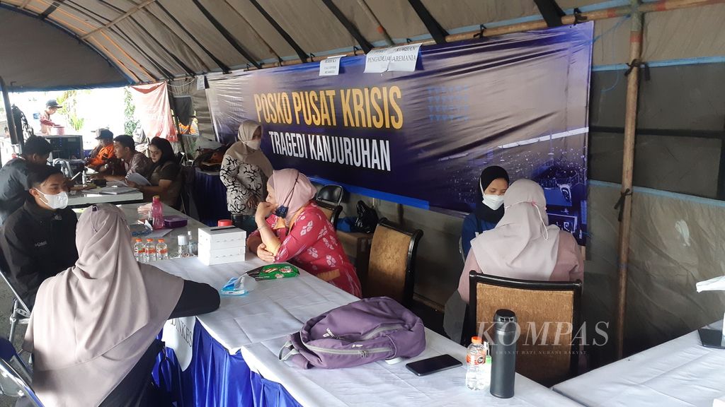 Seorang korban tragedi Kanjuruhan sedang menerima layanan konsultasi psikologis di Posko Pusat Krisis Tragedi Kanjuruhan di Balai Kota Malang, Jawa Timur, Rabu (5/10/2022). Tampak suasana di posko beberapa hari setelah tragedi.