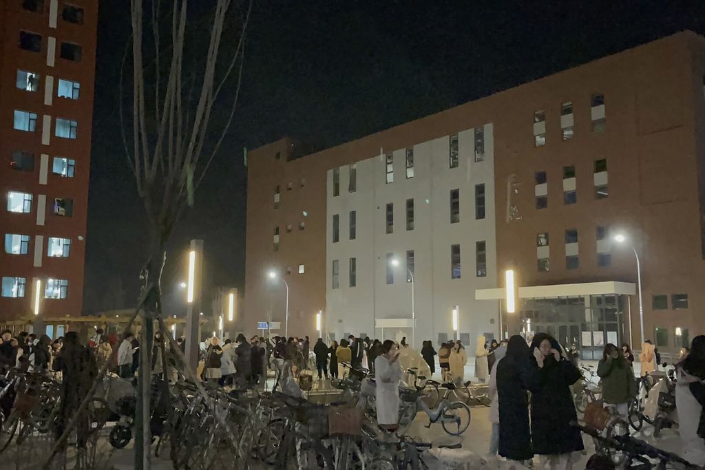 Foto warga menunjukkan para siswa yang keluar dari gedung asrama di tengah malam setelah gempa di Kampus Yuzhong di Universitas Lanzho, Provinsi Gansu, China, Selasa (19/12/2023). 