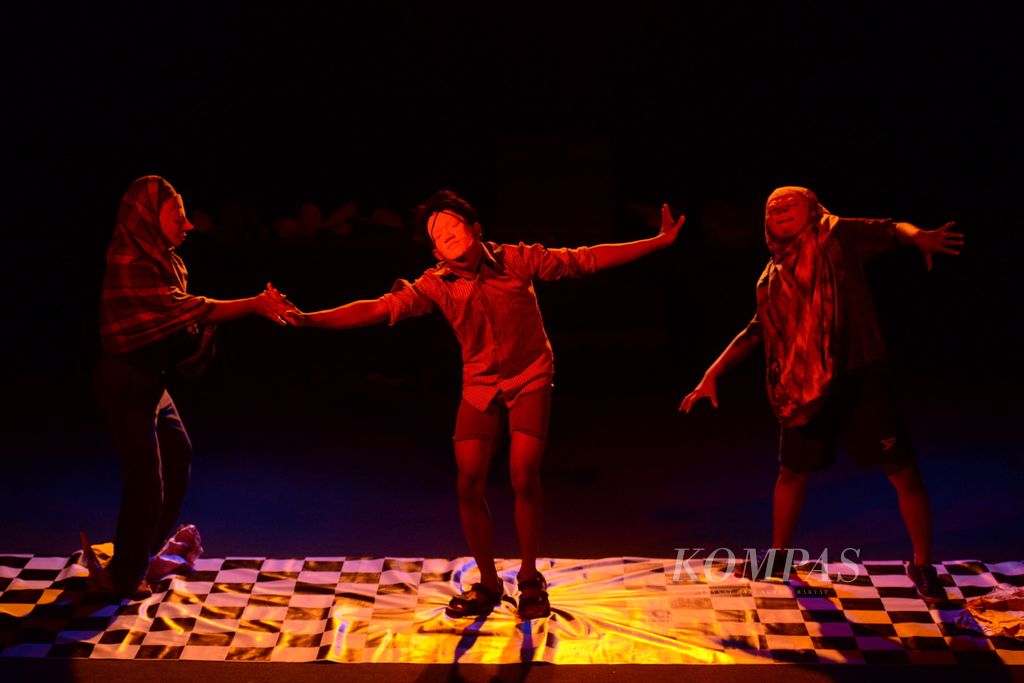 A theater play titled "Borrowed Body of a Friend" by Sony Wibisono was staged at the Auditorium of the Indonesian-French Institute in Yogyakarta on Monday evening (1/7/2013). Adapted from a poem by writer Joko Pinurbo, the play tells the story of human anxiety in facing life's crossroads that lead to a choice.