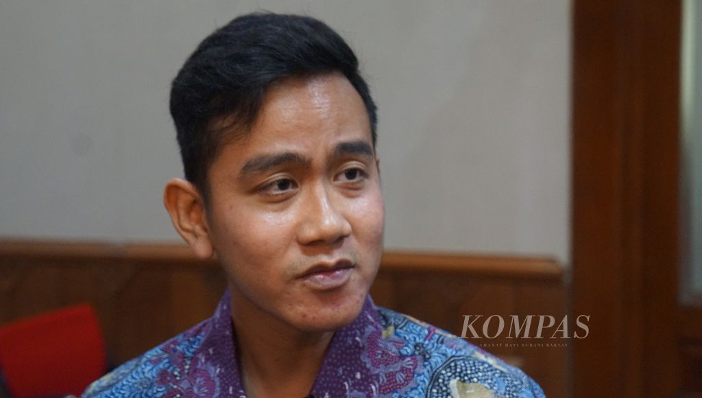 Wali Kota Surakarta Gibran Rakabuming Raka saat diwawancarai di Balai Kota Surakarta, Jawa Tengah, Kamis (12/1/2023).
