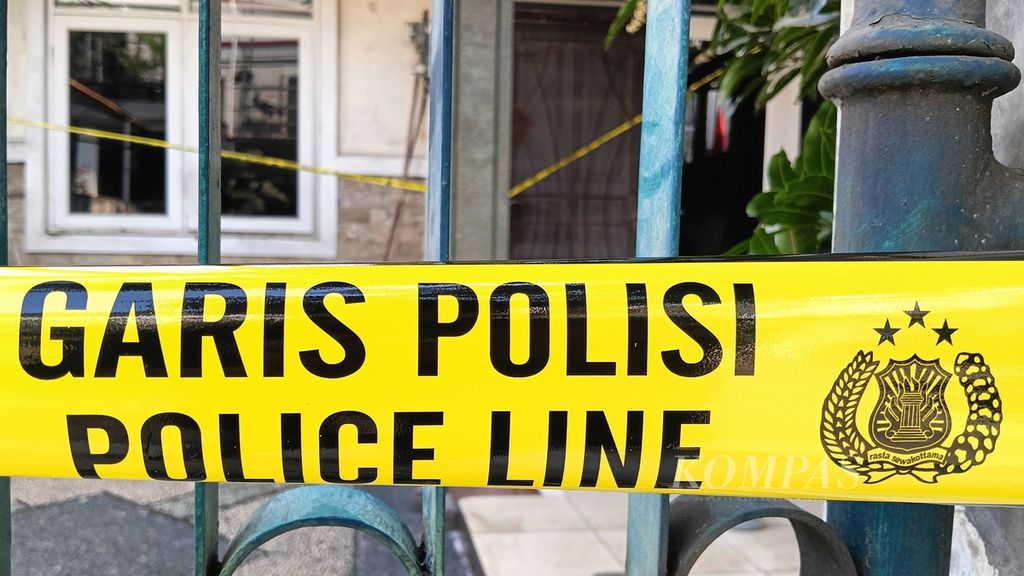 Sepasang suami istri ditemukan tewas dalam keadaan mengenaskan di rumah G3/18, Kompleks Metland Puri, Cipondoh, Kota Tangerang.