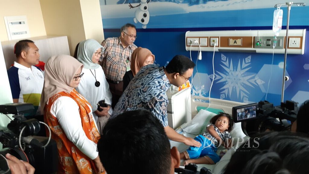 Gubernur DKI Jakarta Anies Baswedan menjenguk salah satu pasien demam berdarah yang dirawat di Rumah Sakit Umum Daerah Pasar Minggu, Jakarta Selatan, Minggu (3/2/2019).