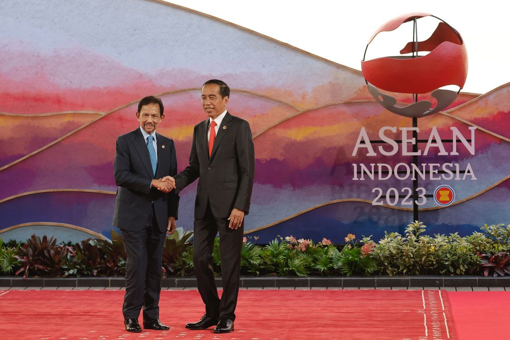 Presiden Joko Widodo menyambut kedatangan Sultan Brunei Hassanal Bolkiah (kiri) dalam KTT ASEAN di Labuan Bajo, Kabupaten Manggarai Barat, Nusa Tenggara Timur, Rabu (10/5/2023). 