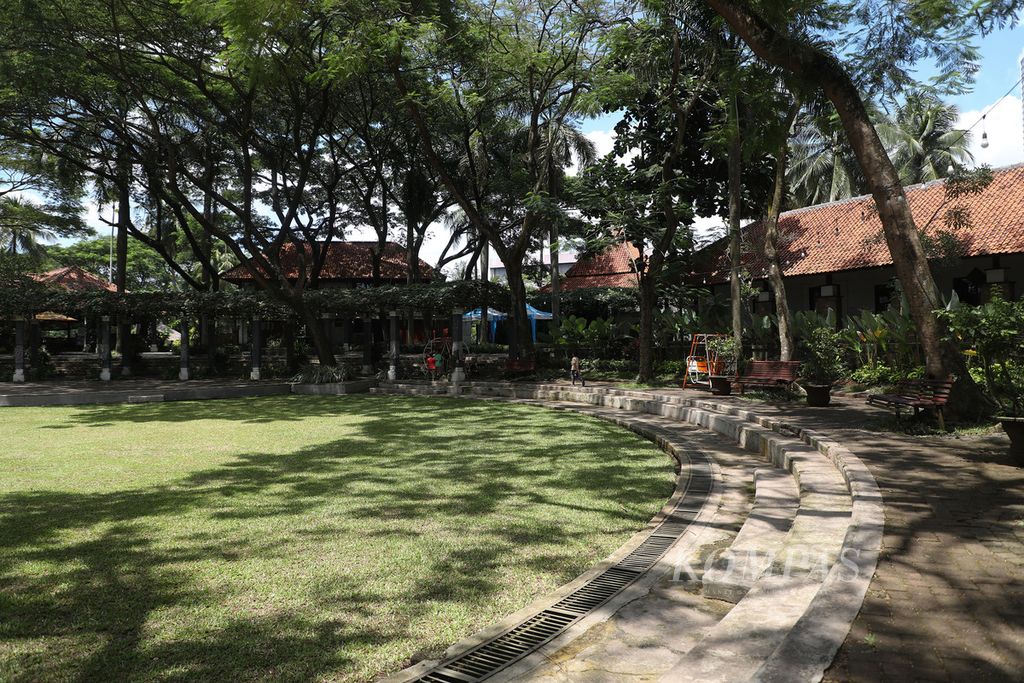 Taman di Pusat Makanan Taman Sari di Kawasan Lippo Karawaci, Kelapa Dua, Kabupaten Tangerang, Banten, Kamis (2/12/2021). Lahan di pusat kuliner ini disita oleh Satgas Penanganan Hak Tagih Negara Dana BLBI.