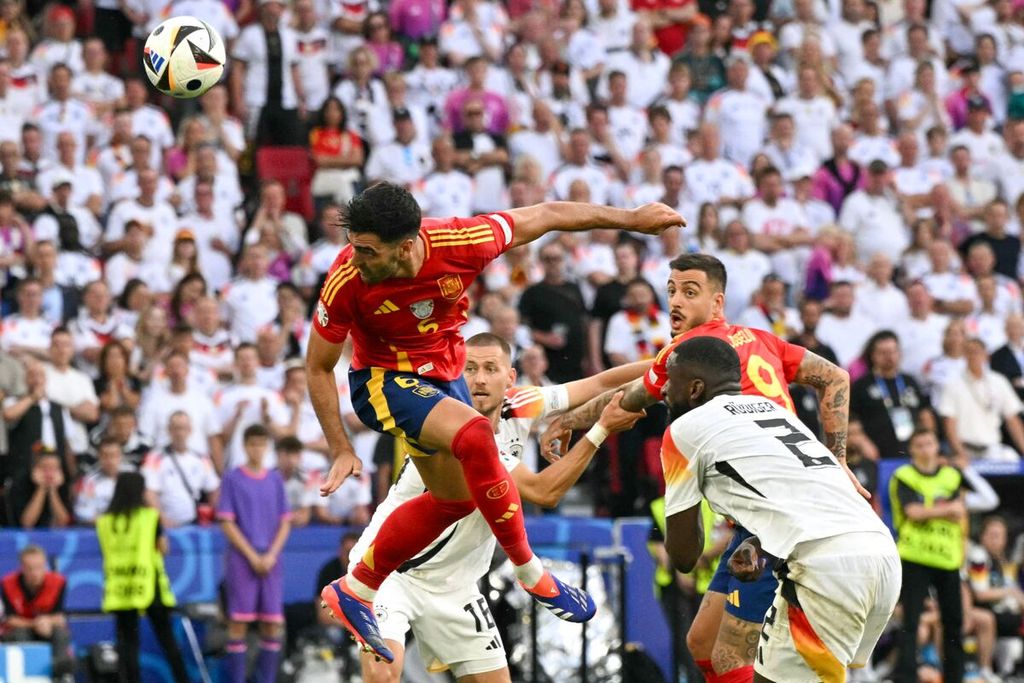 Pemain Spanyol, Mikel Merino (kiri), menyundul bola untuk mencetak gol ke gawang Jerman di Stuttgart Arena, Stuttgart, Jumat (5/7/2024). 