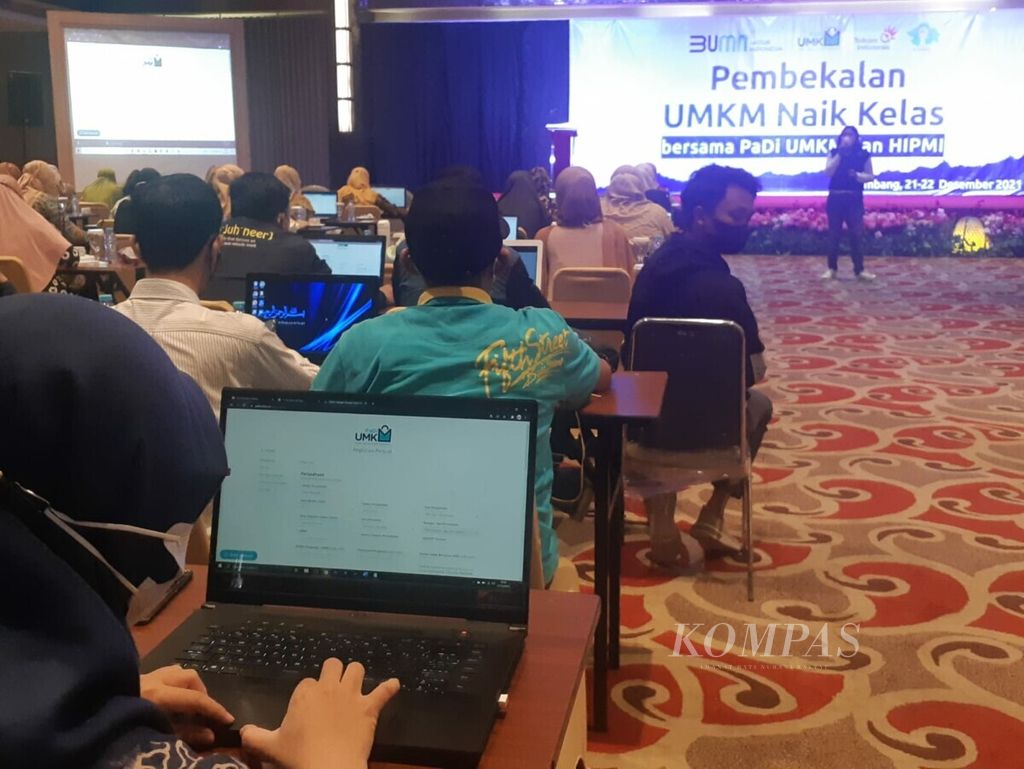 Pelatihan akses digitalisasi yang diselenggaran Kementerian BUMN di Palembang, Selasa (21/12/2021). Akses digitalisasi menjadi platform bagi UMKM untuk memasarkan produknya. 
