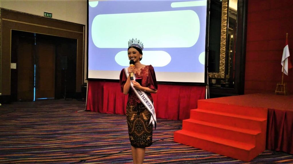 Puteri Indonesia Pariwisata 2022 Adinda Cresheilla sedang memberikan ucapan penutupan pada acara sosialisasi PP Nomor 24 Tahun 2022 mengenai skema pembayaran berbasis kekayaan intelektual di Gambir, Jakarta Pusat pada Sabtu (12/11/2022).