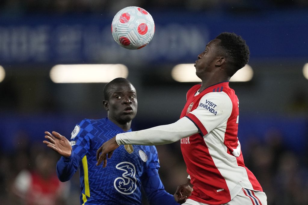 Penyerang Arsenal, Eddie Nketiah (kanan), berusaha meraih bola saat dibayangi gelandang Chelsea, N'Golo Kante, dalam lanjutan Liga Inggris di Stadion Stamford Bridge, London, Inggris, Kamis (21/4/2022) dini hari WIB. Chelsea takluk 2-4 atas rival sekotanya itu.