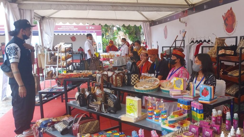 Peserta Pesona Tambun Bungai 2022 menjual berbagai kriya rotan dan produk unggulan dari Kalimantan Tengah di Kota Palangkaraya, Kamis (4/8/2022). Setidaknya 30 pelaku UMKM ikut dalam kegiatan tersebut.