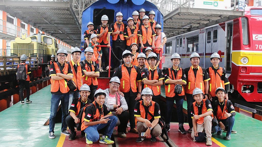 Anggota Komunitas Jejak Railfans berkumpul di Balai Yasa, Stasiun Manggarai, Jakarta, beberapa waktu lalu. Komunitas beranggota sekitar seratus anak muda ini dibentuk pada 26 Juni 2014.