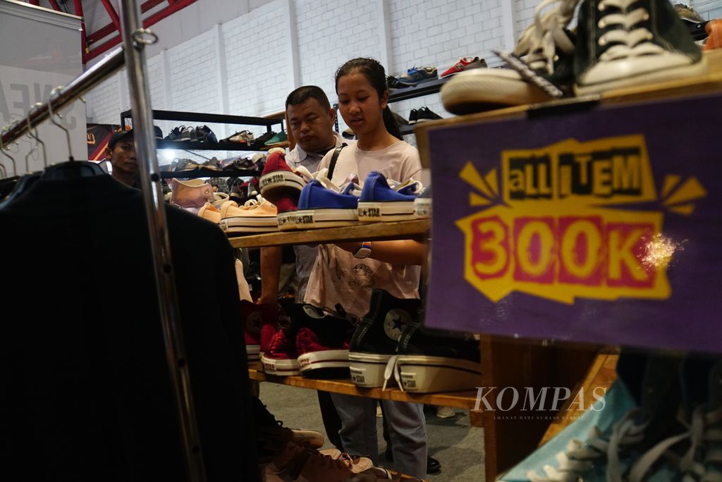 Pengunjung melihat sepatu yang dijual di sebuah gerai dalam gelaran cuci gudang Big Bang Festival 2023 di JIExpo Kemayoran, Jakarta, Kamis (28/12/2023). 