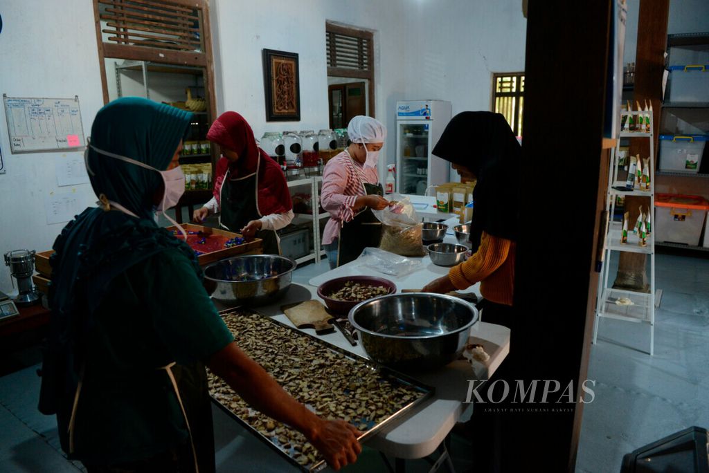 Beberapa perempuan desa diberdayakan dalam pengolahan berbagai jenis rempah yang dikelola oleh Agradaya di Desa Planden, Kecamatan Minggir, Kabupaten Sleman, Yogyakarta, pertengahan Juli 2019. Mereka mengolah  juga mengembangkan fermentasi kombucha. 