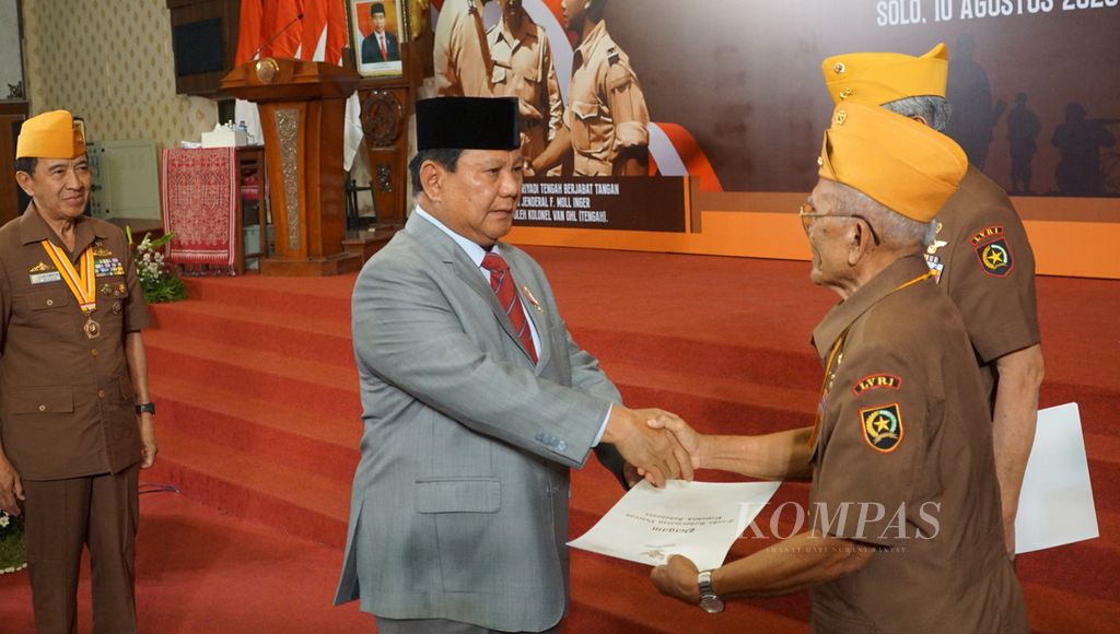 Menteri Pertahanan Prabowo Subianto memberikan penghargaan kepada veteran dalam gelaran Hari Veteran Nasional, di Kota Surakarta, Jawa Tengah, Kamis (10/8/2023).