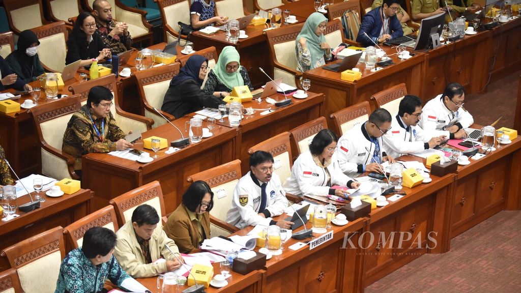 Menteri Komunikasi dan Informatika Johnny G Plate bersama jajarannya menghadiri rapat bersama Komisi I DPR di Kompleks Parlemen, Senayan, Jakarta, Selasa (25/2/2020). Rapat membahas Rancangan Undang-Undang tentang Pelindungan Data Pribadi. 