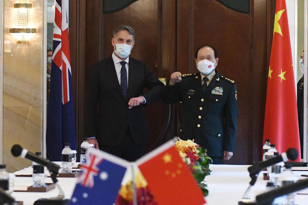 Foto selebaran yang dirilis pada 12 Juni 2022 memperlihatkan pertemuan Menteri Pertahanan Australia Richard Marles (kiri) dan Menteri Pertahanan China Wei Fenghe di sela-sela Dialog Shangri-La di Singapura. 