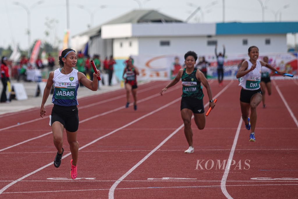 Pelari Jabar, Tyas Murtiningsih, finis di urutan pertama dan membawa tim Jabar juara pada cabang olahraga atletik nomor lari 4 x 100 meter estafet putri di PON Aceh-Sumut 2024, di Stadion Madya Atletik Sumut Sport Center, Kabupaten Deli Serdang, Sumatera Utara, Rabu (18/9/2024). Tim Putri Jabar meraih medali emas setelah mencatatkan waktu 45.71 detik. 