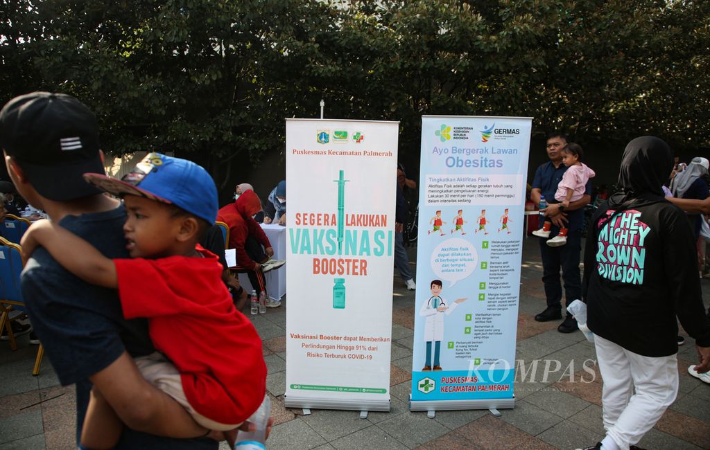 Layanan vaksin Covid-19 di puncak peringatan Hari Kesehatan Nasional ke-59 di hari bebas kendaraan bermotor atau <i>car free day </i>di kawasan Bundaran Hotel Indonesia, Jakarta Pusat, Minggu (17/12/2023). 