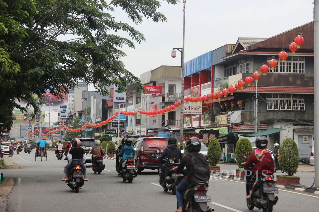 Ribuan lampion terpasang di Jalan Gajah Mada, Kota Pontianak, Kalimantan Barat, Rabu (7/2/2024).