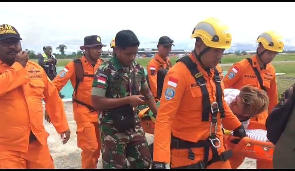 Tim SAR gabungan mengevakuasi Kapten Dayle Peter Houzet selaku pilot pesawat Susi Air PK-BVM yang jatuh di Duma, Kabupaten Paniai, Papua Tengah, pada Kamis (23/6/2022).