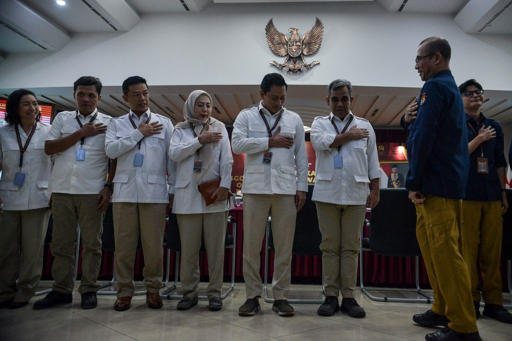 Ketua KPU Hasyim Asy'ari (kanan) mengarahkan para pengurus DPP Partai Gerindra untuk berpose saat foto bersama di gedung KPU, Jakarta, Sabtu (13/5/2023). 