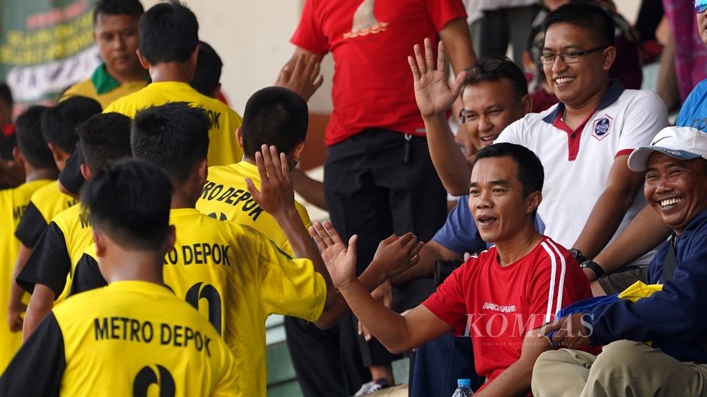 Para orangtua pemain SSB Metro Kukusan memberikan selamat atas kemenangan tim melawan SSB Bina Taruna dalam laga Liga Kompas Kacang Garuda U-14 di Stadion GOR Ciracas, Jakarta Timur, Minggu (3/11/2019). 