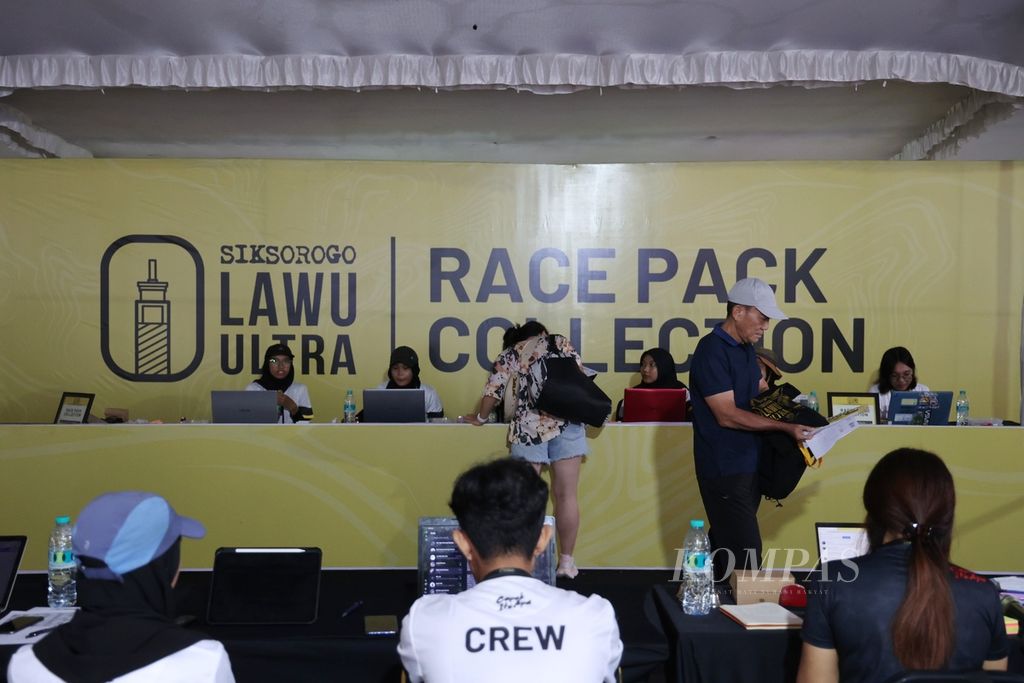 Pelari mengambil paket perlengkapan lomba (<i>race pack</i>) sebelum mengikuti ajang Siksorogo Lawu Ultra 2023 di Bumi Perkemahan Sekipan, Tawangmangu, Kabupaten Karanganyar, Jawa Tengah, Jumat (1/12/2023).