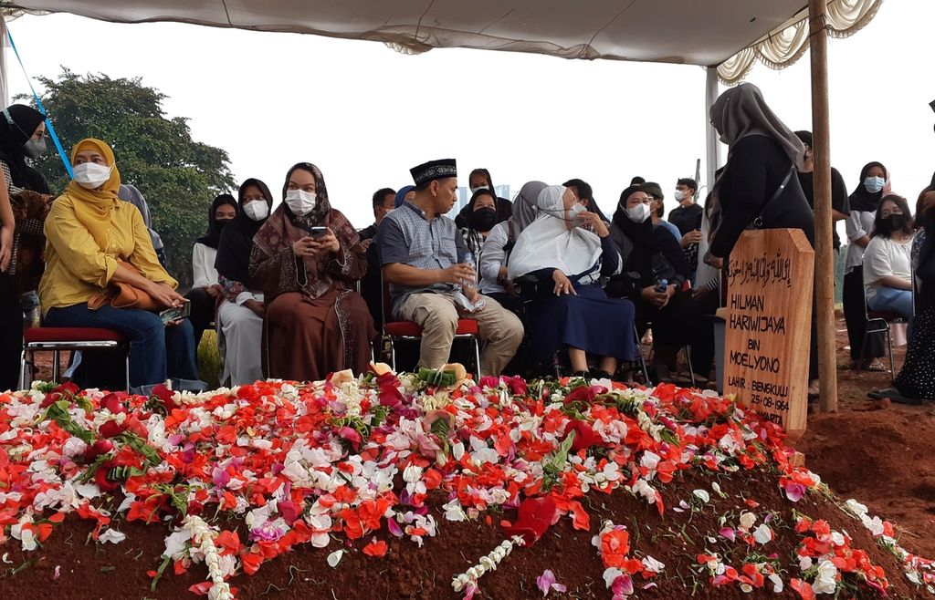 Suasana pemakanan penulis novel Lupus, Hilman Hariwijaya, di Tempat Pemakaman Umum Jombang di Tangerang Selatan, Banten, Rabu (9/3/2022) sore.