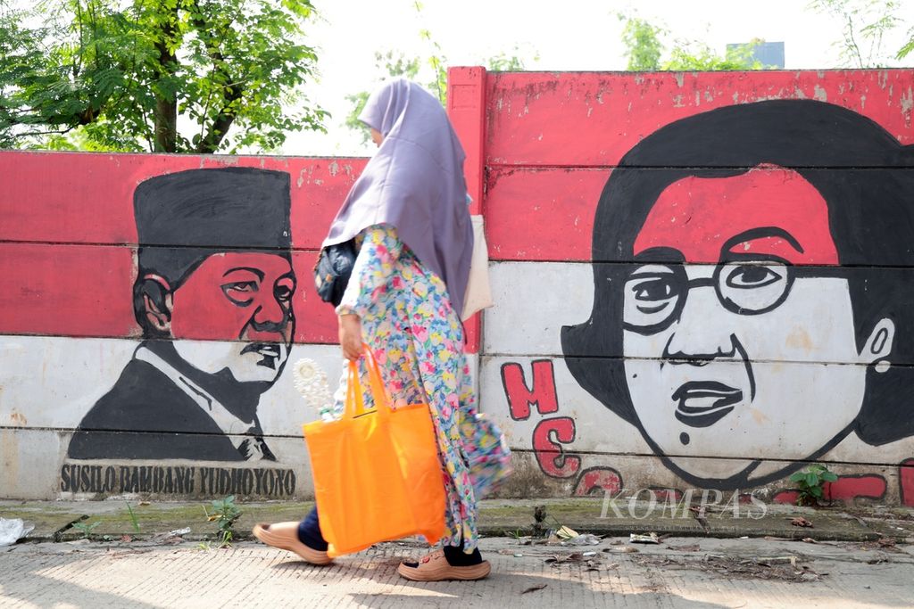 Sosok Presiden kelima RI, Megawati Soekarnoputri, dan Presiden keenam RI, Susilo Bambang Yudhoyono, tergambar di sebuah dinding di kawasan Parung, Bogor, Jawa Barat, Kamis (22/6/2023).