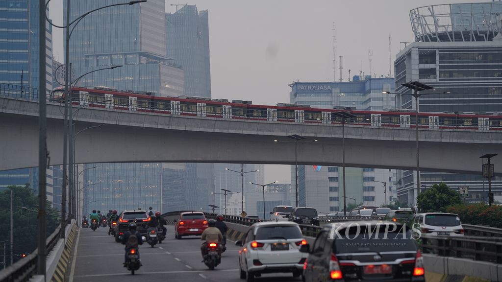 Kereta LRT Jabodebek perlahan melintasi Jembatan Lengkung Bentang Panjang Kuningan di Jakarta Selatan, Rabu (2/8/2023). Tarif dasar LRT Jabodebek untuk 1 kilometer pertama sudah ditetapkan, yakni Rp 5.000 dan untuk setiap kilometer berikutnya Rp 700. 