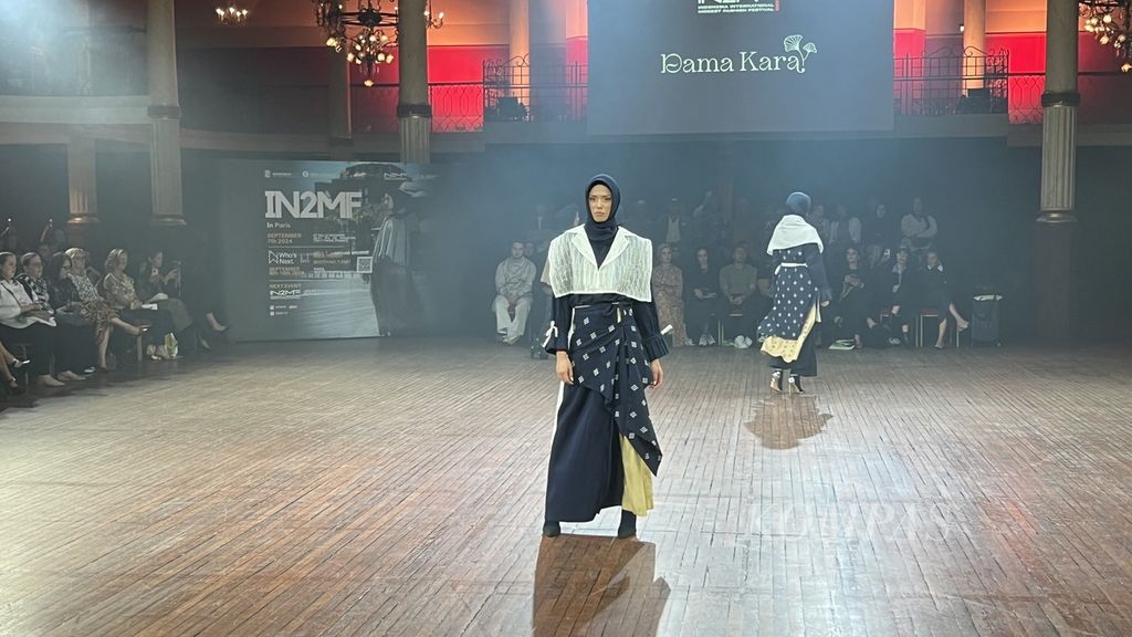 Koleksi milik Dama Kara yang ditampilkan di Indonesia International Modest Fashion Festival (IN2MF) di Salle Wagram, Paris, Perancis, Sabtu (7/9/2024).