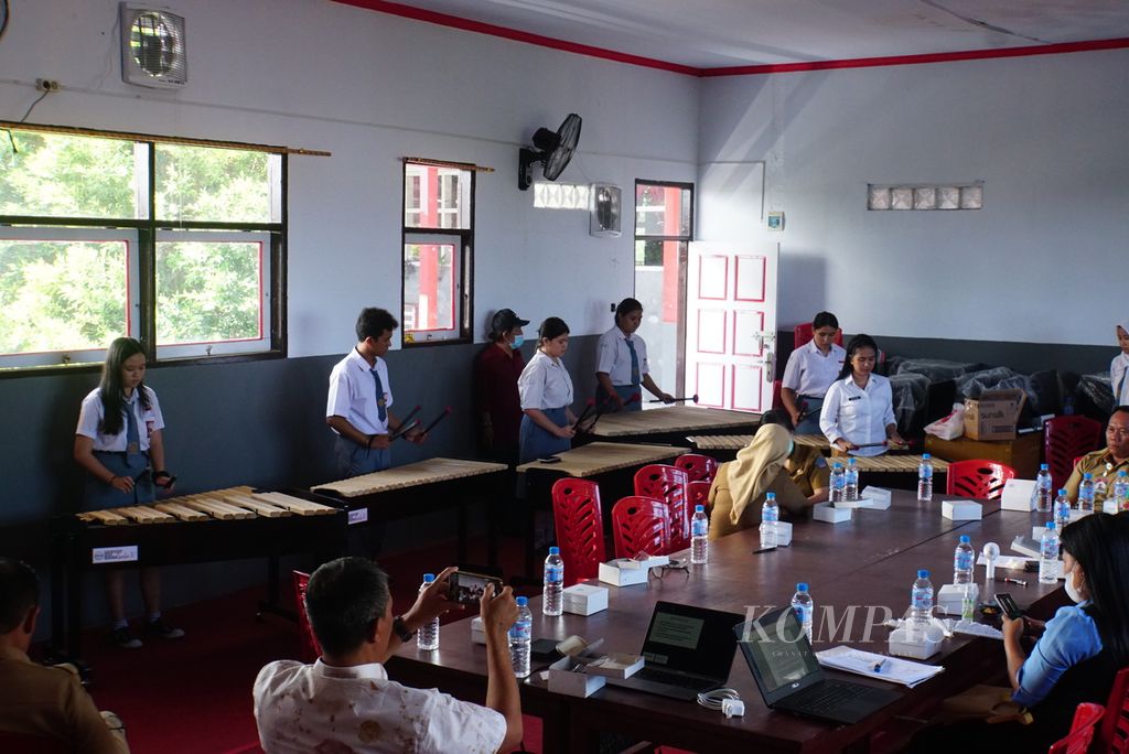Guru-guru dari sembilan sekolah menyaksikan penampilan grup kolintang siswa-siswa SMA Negeri 2 Manado di sela-sela pelatihan mengelola dan memaknai perbedaan untuk siswa SMA dan SMK yang digelar Institut Dialog Antariman di Indonesia (Dian) atau Interfidei, Senin (29/5/2023), di Manado, Sulawesi Utara. Latihan ini diberikan kepada 28 guru yang berasal dari sembilan sekolah.