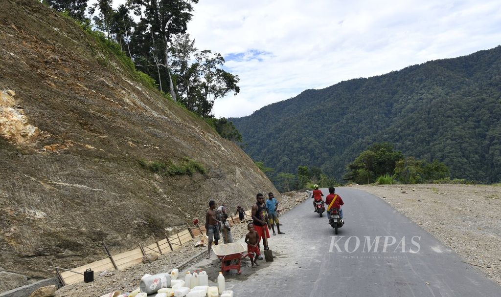 Sebagian ruas jalan yang telah diaspal pada akses Manokwari-Pegunungan Arfak, Papua Barat, Rabu (14/4/2021). Infrastruktur transportasi masih menjadi salah satu kendala dalam pembangunan wilayah di Papua Barat. Belum memadainya kuantitas dan kualitas jalan serta jembatan menghambat akses menuju wilayah Pegunungan Arfak dari Manokwari sebagai ibu kota Papua Barat. Pegunungan Arfak yang memiliki potensi pariwisata dan pertanian merupakan pemekaran wilayah dari Manokwari.