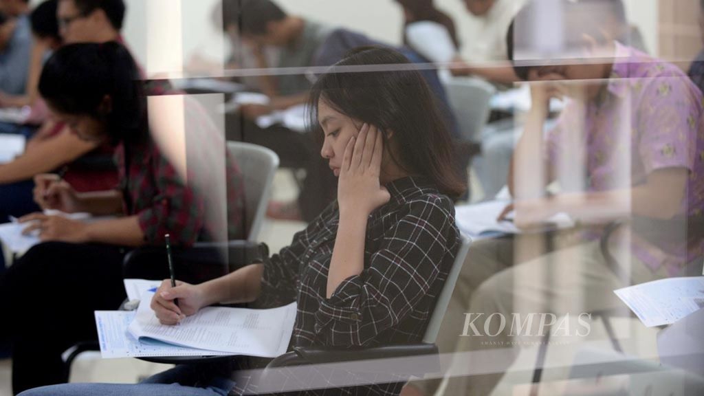 Para calon mahasiswa mengikuti ujian Seleksi Bersama Masuk Perguruan Tinggi Negeri (SBMPTN) 2017 di Kampus Universitas Indonesia, Depok, Jawa Barat, Selasa (16/5/2017). 