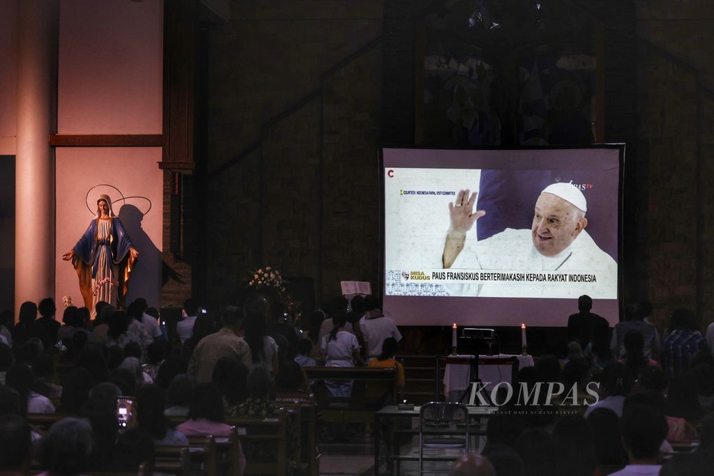 Umat Katolik mengikuti misa ekaristi kudus secara daring di Gereja Katolik Kristus Raja Baciro, Yogyakarta, Kamis (5/9/2024). Misa yang dipimpin oleh Paus Fransiskus di Stadion Gelora Bung Karno, Jakarta, dan disiarkan secara daring ke gereja itu berlangsung khidmat.