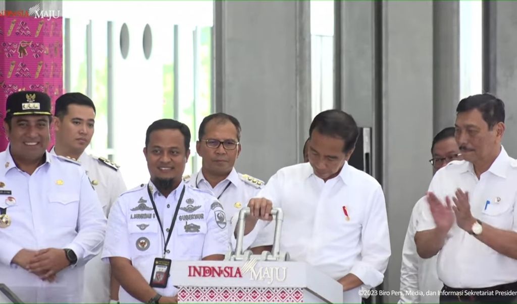 Presiden Joko Widodo meresmikan jalur kereta api pertama di Sulawesi, Rabu (29/3/2023). Jalur kereta api trans-Sulawesi yang sudah bisa beroperasi ini melintasi Stasiun Maros, Kabupaten Maros, sampai Stasiun Garongkong di Kabupaten Barru, Sulawesi Selatan. 